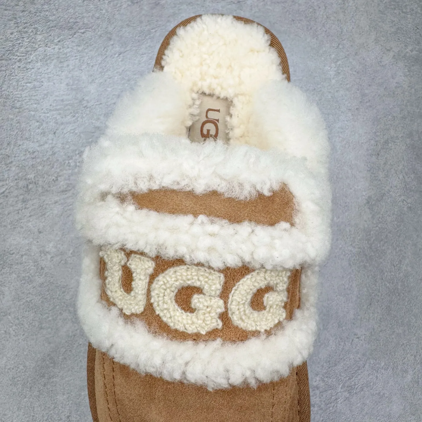 Pick up locally 💰 440 UGG slippers 1206 letter embroidered classic short-tube autumn and winter sheep fur all-in-one snow boots All shoes are made from the same factory as ZP Longfeng A-grade Australian imported sheep fur all-in-one Brand OEM production line Fully follow the ZP process flow OEM original pattern maker Adhere to no original shoes and no development selection Pay attention to every detail The most authentic version on the market TREADLITE "Light Wing" technology outsole Lightweight/durable/flexible/pile size: 35 36 37 38 39 40 Coding: by2936070